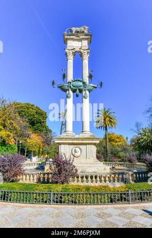 Wunderschöner Garten in der Frühlingslandschaft in Sevilla, Andalusien, Spanien. Christoph Columbus Monument in Jardines de Murillo in der Nähe von Real Alcazar de Sevil Stockfoto