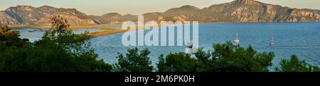 Treffpunkt der Ägäis und des Mittelmeers; Dalyan. Der Strand von Iztuzu, das Laichgebiet der Caretta-Caretta-Schildkröten. Dalyan Delta, berühmt für Stockfoto