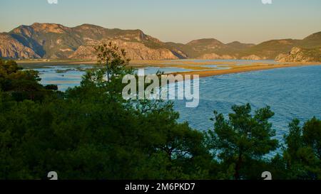 Treffpunkt der Ägäis und des Mittelmeers; Dalyan. Der Strand von Iztuzu, das Laichgebiet der Caretta-Caretta-Schildkröten. Dalyan Delta, berühmt für Stockfoto