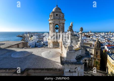 Luftaufnahme der Dächer von Cadiz, Spanien, vom Glockenturm der Kathedrale Stockfoto