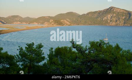 Treffpunkt der Ägäis und des Mittelmeers; Dalyan. Der Strand von Iztuzu, das Laichgebiet der Caretta-Caretta-Schildkröten. Dalyan Delta, berühmt für Stockfoto