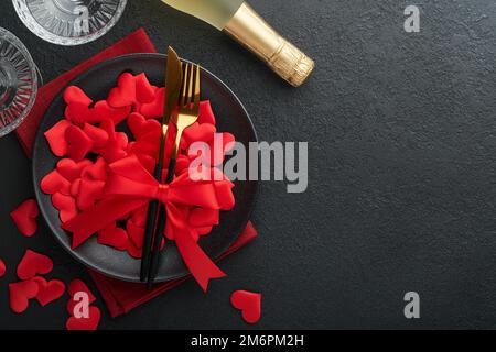 Weihnachten viele Schichten Kuchen dekoriert mit Lolli-Pops, rot-weiße Konfetti auf weißem Kuchenstand, Weihnachtsbälle, Tannenzweige auf altem rustikalem Holz Stockfoto