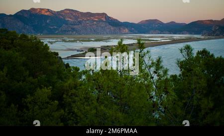 Treffpunkt der Ägäis und des Mittelmeers; Dalyan. Der Strand von Iztuzu, das Laichgebiet der Caretta-Caretta-Schildkröten. Dalyan Delta, berühmt für Stockfoto