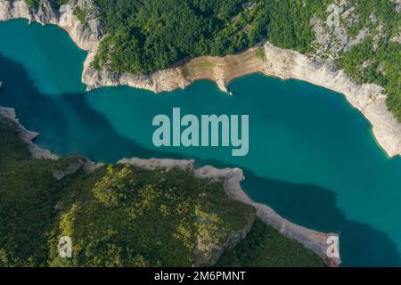 Piva River Canyon mit Stausee Piva Lake Stockfoto