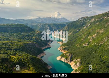 Piva River Canyon mit Stausee Piva Lake Stockfoto