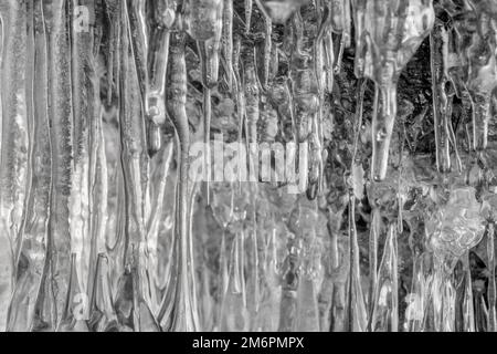 Eiszapfen in der Höhle am Baikalsee Stockfoto