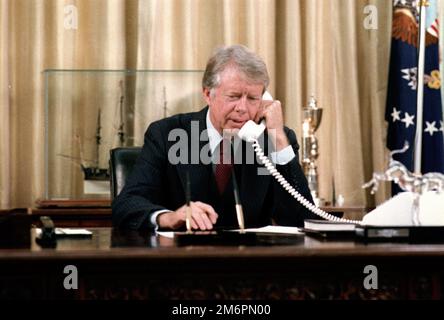 Präsident Jimmy Carter am Telefon im ovalen Büro, November 1978 - Fotografen des Weißen Hauses. Stockfoto