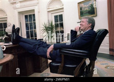 Präsident der Vereinigten Staaten, Jimmy Carter, sitzt im Oval Office, 18. April 1978, Foto vom Weißen Haus. Stockfoto