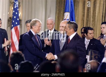 Jimmy Carter und General Omar Torrijos unterzeichnen den Panamakanal-Vertrag am 7. September 1977. Stockfoto