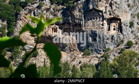 Felsengräber in Dalyan. Königsgräber auf dem Felsen. Die alte Stadt Kaunos, Königsgräber. Stockfoto
