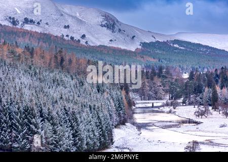 Braemar Scotland Linn von Dee mit Blick über das schneebedeckte Tal bis zur Victoria-Brücke über den Fluss Stockfoto