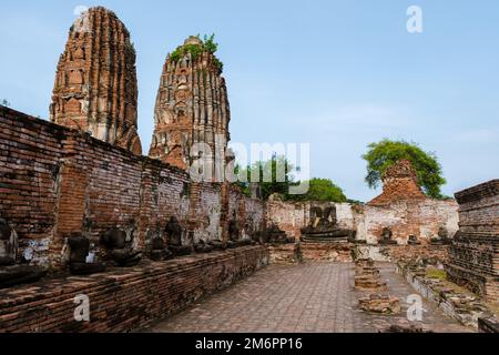 Ayutthaya, Thailand im Wat Mahathat, Tempel Stupa am Morgen mit Besuch von Ayyuthaya Thailand Stockfoto