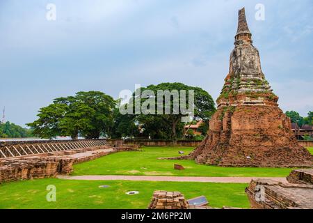 Hochwasser am Fluss in Ayutthaya, Thailand im Wat Chaiwatthanaram während der Monsunzeit bei Sonnenuntergang Stockfoto