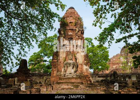 Ayutthaya, Thailand im Wat Mahathat, Tempel Stupa am Morgen mit Besuch von Ayyuthaya Thailand Stockfoto