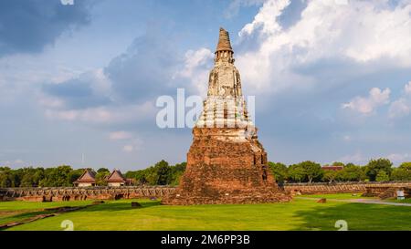 Hochwasser am Fluss in Ayutthaya, Thailand im Wat Chaiwatthanaram während der Monsunzeit bei Sonnenuntergang Stockfoto