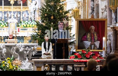 Vatikanstadt, Vatikan. 05. Januar 2023. Markus Söder (CSU), bayerischer Ministerpräsident, spricht nach der Trauermesse für Papst Emeritus Benedict XVI. In der Kirche Santa Maria dell Anima. Kredit: Sven Hoppe/dpa/Alamy Live News Stockfoto