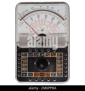 MAILAND, ITALIEN - CIRCA NOVEMBER 2022: ANALOGES ICE-MULTIMETER 680-E. Stockfoto