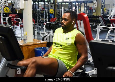 USA Army Sergeant Jahmal Fleming, 1-228 Aviation Regiment Medic, Joint Task Force-Bravo, führt ein Workout mit neuen Geräten im Fitness Center am Soto Cano Air Base, Honduras, 4. Mai 2022 durch. Die Morale, Welfare and Recreation Direction, Army Support Activity-Soto Cano Air Base führte ein Renovierungsprojekt durch, das ein neues Fitnesssystem mit Doppelbrücke, acht Spin-Bikes, sechs Ellipsentrainer, zwei Liegefahrräder und zwei aufrechte Fahrräder umfasste. Stockfoto