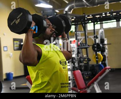 USA Army Sergeant Jahmal Fleming, 1-228 Aviation Regiment Medic, Joint Task Force-Bravo, führt ein Workout mit neuen Geräten im Fitness Center am Soto Cano Air Base, Honduras, 4. Mai 2022 durch. Die Direktion Morale, Welfare and Recreation, Army Support Activity-Soto Cano Air Base führte ein Renovierungsprojekt durch, um einen geeigneten Fitnessraum zu schaffen und die körperliche Fitness und Bereitschaft des Militärpersonals auf der Basis zu verbessern. Stockfoto