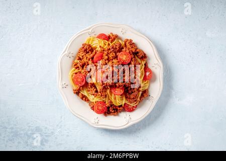 Spaghetti-Bolognese-Pasta mit Kirschtomaten, Kopfschuss Stockfoto