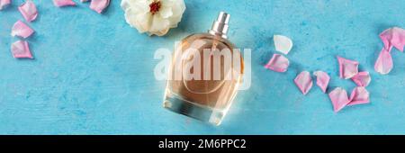 Rosenparfüm-Panorama. Duftflasche mit Blumenduft, Flachbild über Kopf Stockfoto