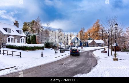 Braemar Schottland Winter und Schnee die Mar Straße führt durch das Dorf Stockfoto