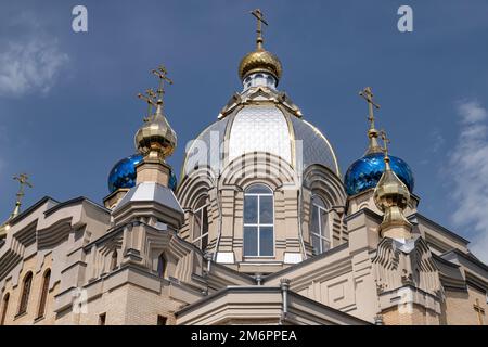 Goldene Kuppeln einer orthodoxen Kirche mit Kreuzen Stockfoto