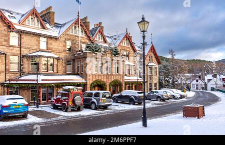 Fife Arms Hotel Braemar Schottland Winter und das Gebäude und die Gehwege mit Schnee bedeckt Stockfoto