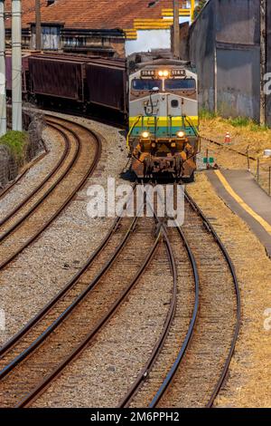 Der alte Güterzug ist durch Zeit und Nutzung abgenutzt Stockfoto
