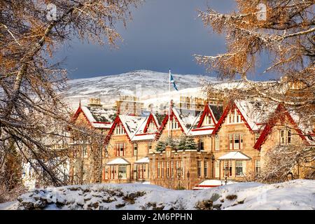 Fife Arms Hotel Braemar Schottland Winter und das Gebäude ist schneebedeckt Stockfoto