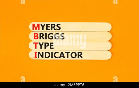 Anzeigesymbol des Typs MBTI Myers Briggs. Die Begriffe „MBTI Myers Briggs“ auf dem Stab auf schönem orangefarbenen Hintergrund. Psychologische MBTI My Stockfoto