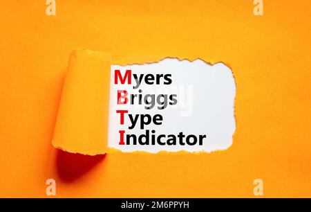 Anzeigesymbol des Typs MBTI Myers Briggs. Die Begriffe „MBTI Myers Briggs“ auf Papier auf schönem orangefarbenen Hintergrund. Psychologische MBTI My Stockfoto