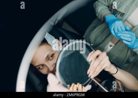 Eine junge Frau, die Piercings im Schönheitssalon macht. Stockfoto