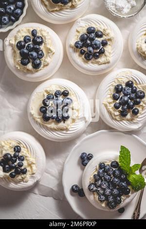 Hausgemachte leckere Mini-Pavlova-Meringue aus frischen Beeren und Mascarpone Stockfoto