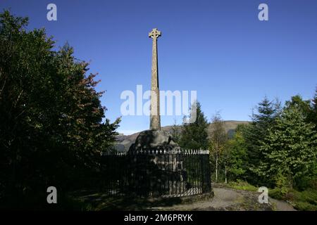 Glencoe Monument, Glencoe Village Glencoe, Monument des Massakers am MacDonald Clan. Das Massaker von Glencoe Monument ist eine Gedenkstätte für das Massaker von Glencoe, das am 13. Februar 1692 nach dem Jakobitenaufstand von 1689 bis 92 in Glen Coe im schottischen Hochland stattfand. Campbell of Glenlyon führte eine Gruppe von etwa 128 Soldaten an, die etwa 12 Tage bei den MacDonalds blieben und sich dann am frühen Morgen des 13. Februar gegen ihre Gastgeber wandten, wobei 38 von ihnen getötet wurden, während einige versuchten, in die verschneiten Hügel zu flüchten. Geformt von Macdonald aus Aberdeen, 1883 Stockfoto