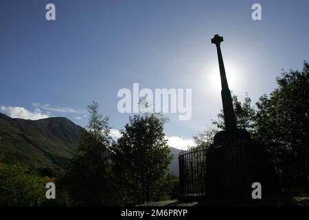 Glencoe Monument, Glencoe Village Glencoe, Monument des Massakers am MacDonald Clan. Das Massaker von Glencoe Monument ist eine Gedenkstätte für das Massaker von Glencoe, das am 13. Februar 1692 nach dem Jakobitenaufstand von 1689 bis 92 in Glen Coe im schottischen Hochland stattfand. Campbell of Glenlyon führte eine Gruppe von etwa 128 Soldaten an, die etwa 12 Tage bei den MacDonalds blieben und sich dann am frühen Morgen des 13. Februar gegen ihre Gastgeber wandten, wobei 38 von ihnen getötet wurden, während einige versuchten, in die verschneiten Hügel zu flüchten. Geformt von Macdonald aus Aberdeen, 1883 Stockfoto