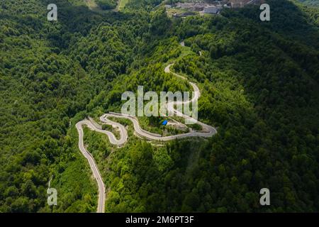 Luftbild des Autos auf einer kurvigen Straße in Berg Stockfoto