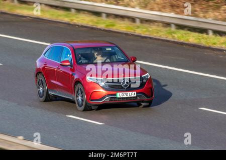 2020 Red Mercedes-Benz EQC 1-Gang-Automatikgetriebe; Fahren auf der Autobahn M61, Großbritannien Stockfoto