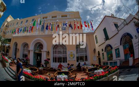 April 24 2022 - Restaurants in Anacapri Italien voller Touristen auf den Hauptstraßen Stockfoto