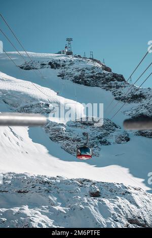 Vertikale Ansicht des Skilifts, der die Menschen auf den Mt. Titlis in der Schweiz. Dies ist ein perfekter Winkel für einen Telefonhintergrund. Stockfoto