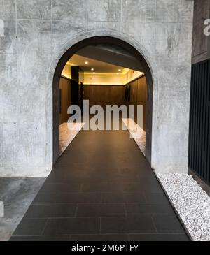 Eingang aus Bogenbeton. Wohngebäude am Eingang. Stockfoto