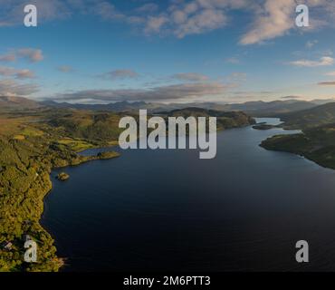 Blick auf den Lough Caragh Lake im Glencar Valley von Kerry County in warmem Licht Stockfoto