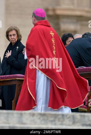 Vatikanstadt, Vatikanstadt. 05. Januar 2023. Königin Sofia von Spanien besucht die Bestattungsmesse für Papst Emeritus Benedict XVI. In St. Peter's Square am 5. Januar 2023 in Vatikanstadt, Kredit: dpa/Alamy Live News Stockfoto