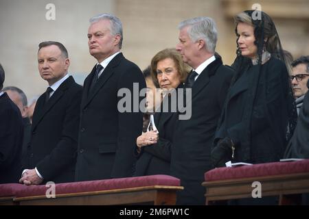 Vatikanstadt, Vatikanstadt. 05. Januar 2023. Andrzej Duda. Königin Sofia von Spanien. Belgischer König Philippe und Königin Mathilde, besucht die Bestattungsmesse für Papst Emeritus Benedict XVI. In St. Peter's Square am 5. Januar 2023 in Vatikanstadt, Kredit: dpa/Alamy Live News Stockfoto