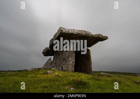 Langzeitansicht der Poulnabrone Dolmen in der Grafschaft Clare von Westirland Stockfoto