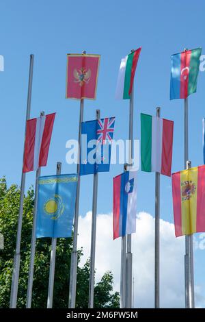 Reihe von Nationalflaggen. Weltflaggen, Die Im Wind Wehen. Stockfoto