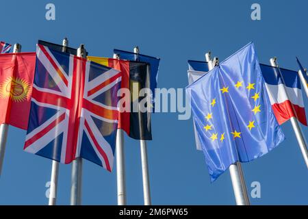 Reihe von Nationalflaggen. Weltflaggen, Die Im Wind Wehen. Stockfoto