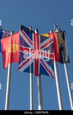Reihe von Nationalflaggen. Weltflaggen, Die Im Wind Wehen. Stockfoto