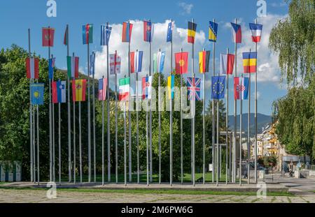 Reihe von Nationalflaggen. Weltflaggen, Die Im Wind Wehen. Stockfoto