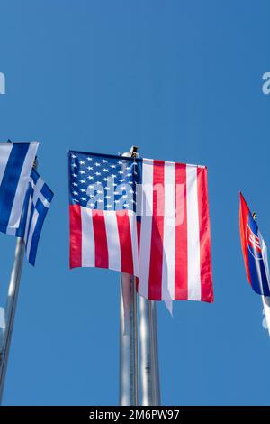 Reihe von Nationalflaggen. Weltflaggen, Die Im Wind Wehen. Stockfoto